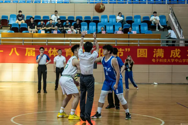 大学篮球体育飞机CHINESE的特点：校园文化与竞技精神的融合